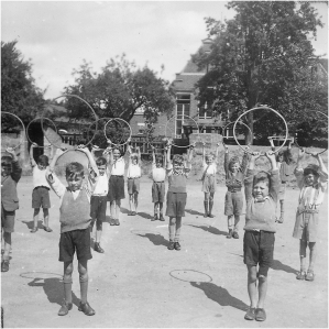 Physical Education class at Goldington Road School, c.1942-1945 (Ref. BPEA/PH/1/52) Copyright: Bedford Physical Education Archive, University of Bedfordshire 